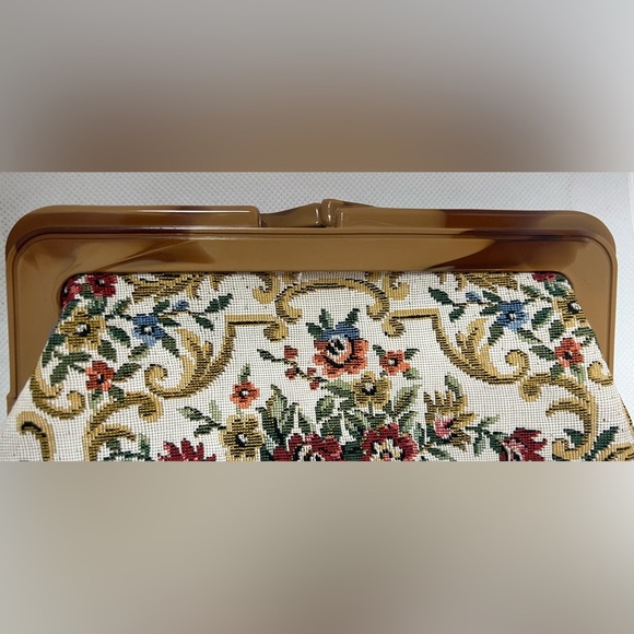 VINTAGE: Floral Tapestry Bakelike, kissy lock top,  bag. - Picture 3 of 16